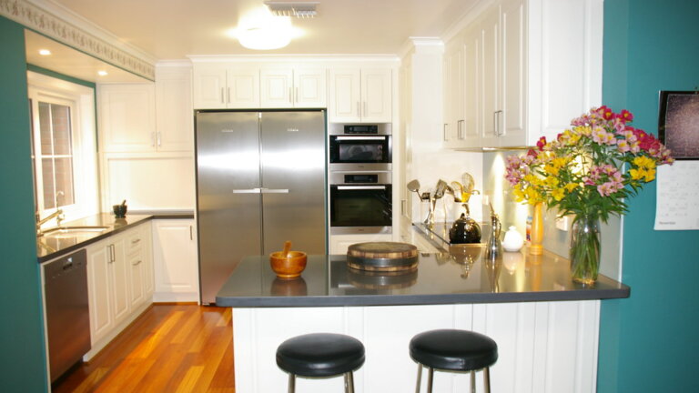 Clear ergonomic kitchen layouts depiction on a neutral background